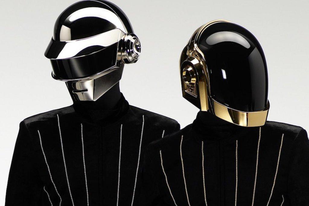 Daft Punk dévoile une vidéo live sans casques en 1997 de “Rollin’ & Scratchin’”