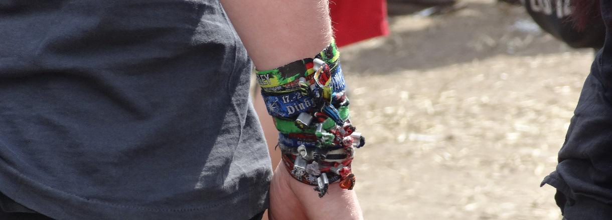 Pourquoi vous ne devriez pas porter trop longtemps votre bracelet de festival