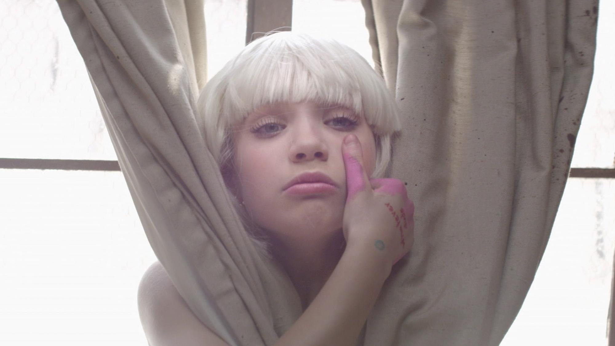 Pourquoi Sia cache t-elle son visage ? Elle répond enfin!