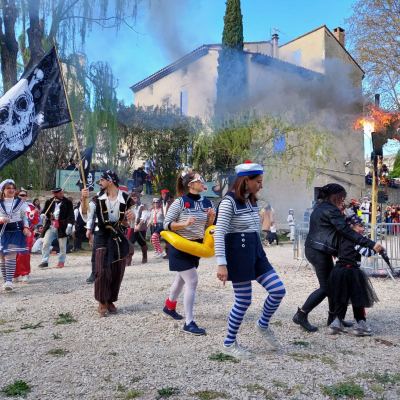 Au cœur du Vaucluse, le Carnaval de Pernes-les-Fontaines transforme le village en féérie provençale