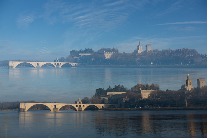 " SUR LE PONT D'AVIGNON ON Y CHANTE, ON Y DANSE " episode artwork