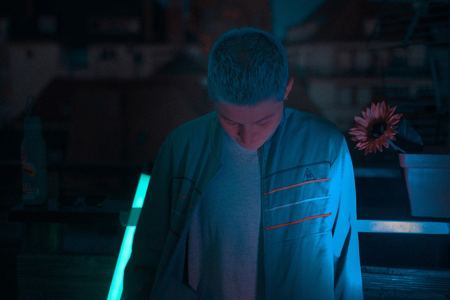 Le LOU sort son premier EP "Mue" episode artwork